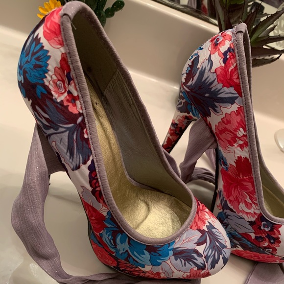 Floral Heels - Picture 2 of 6